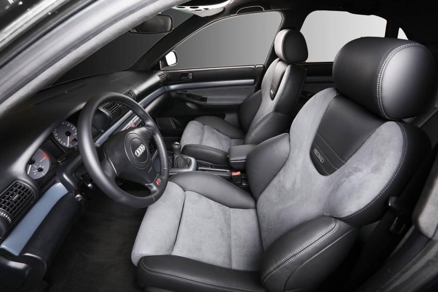 Интерьер Audi RS4 Sedan by Carbon Motors 2017 года  (фото 4 из 11)